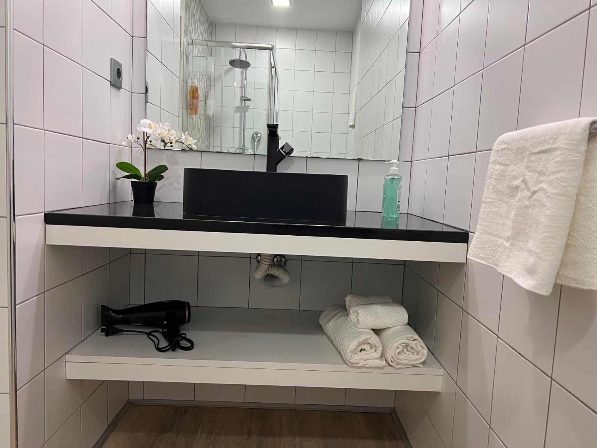 1-bedroom With Kitchenette&bathroom